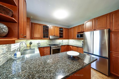 Photo 14 at 140 Humber Forest Court, Sonoma Heights, Vaughan
