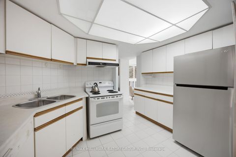 Photo 5 at 211 - 10 Kenneth Avenue, Willowdale East, Toronto
