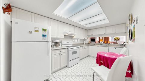 Photo 11 at 1003 - 5 Kenneth Avenue, Willowdale East, Toronto