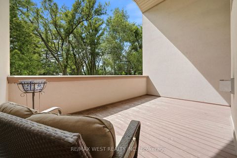 Photo 14 at 2 Kingswood Drive, King City, King