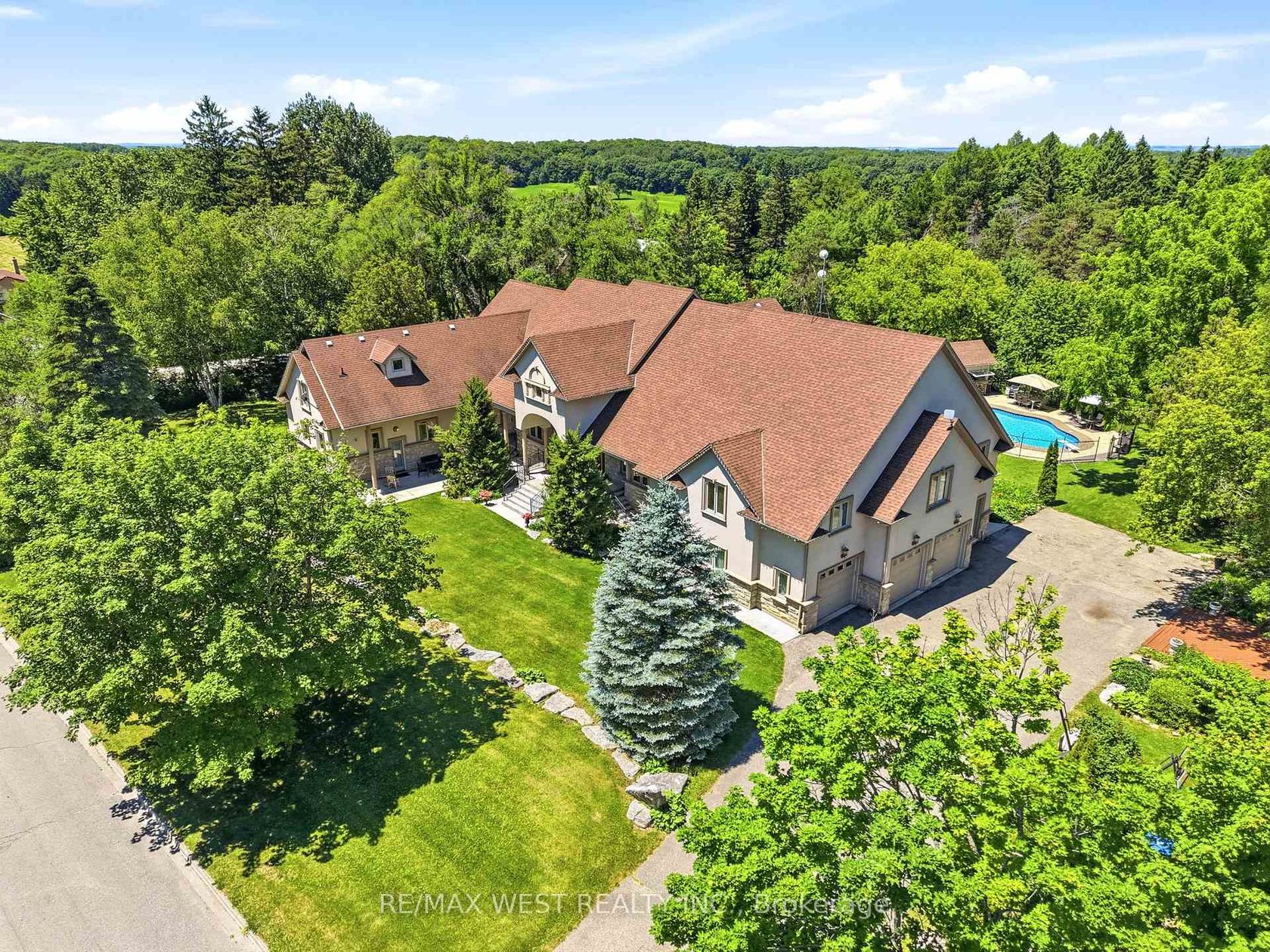 2 Kingswood Drive, King City, King photo number 2