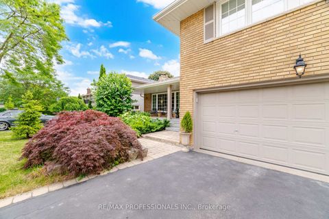 Photo 3 at 12 Thicket Road, Markland Wood, Toronto