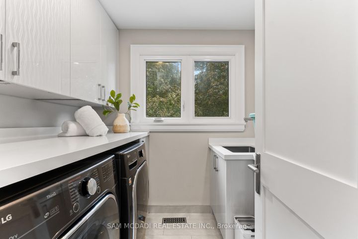 Photo 32 at 1481 Bunsden Avenue, Sheridan, Mississauga