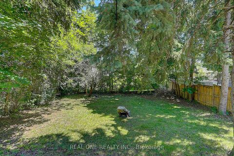 Photo 2 at 37 Lauralynn Crescent, Malvern West, Toronto