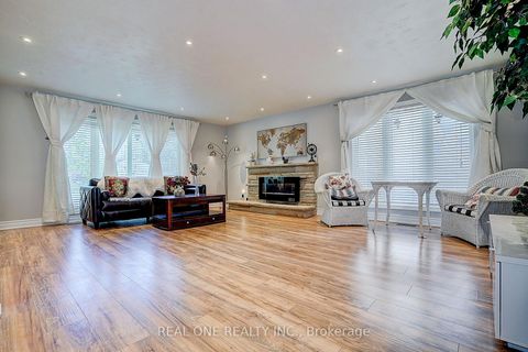 Photo 3 at 37 Lauralynn Crescent, Malvern West, Toronto