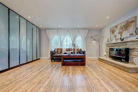 Photo 4 at 37 Lauralynn Crescent, Malvern West, Toronto