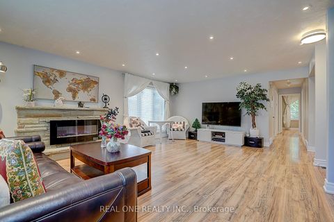 Photo 5 at 37 Lauralynn Crescent, Malvern West, Toronto