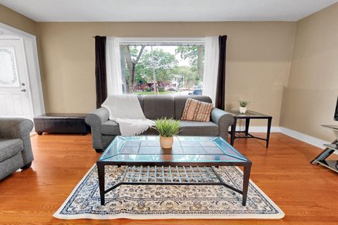 Photo 10 at 14 Heslop Drive, Alderwood, Toronto