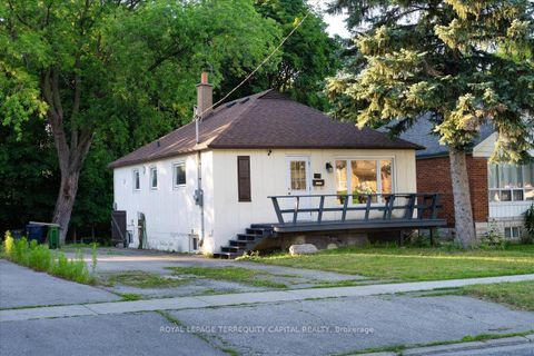 Photo 2 at 175 Clearbrooke Circle, Kipling, Toronto