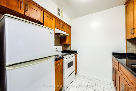 Photo 11 at 407 - 1055 Bay Street, Bay Street Corridor, Toronto