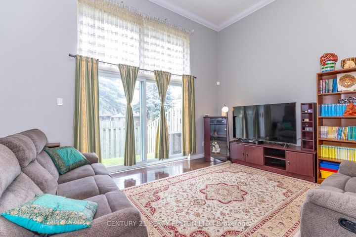 Photo 13 at 4 - 1415 Fieldlight Boulevard, Liverpool, Pickering