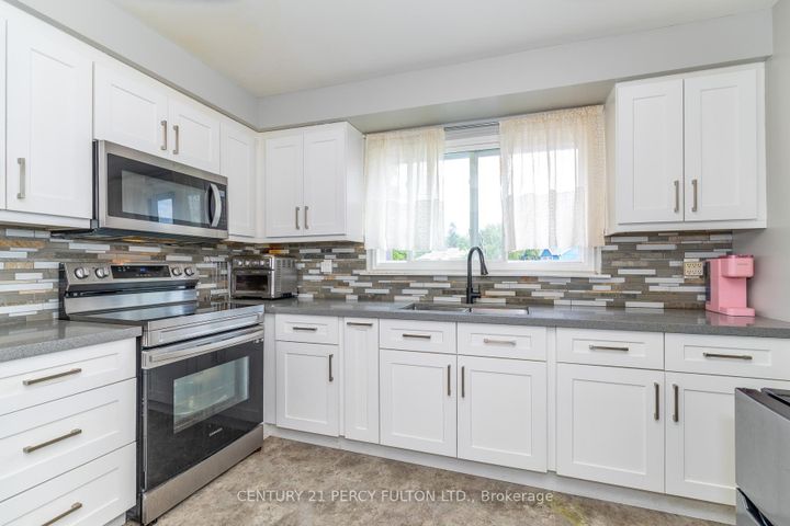 Photo 17 at 4 - 1415 Fieldlight Boulevard, Liverpool, Pickering