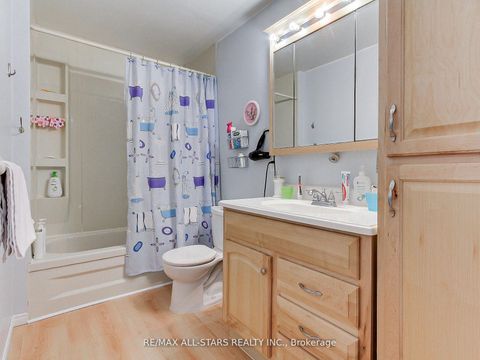 Photo 13 at 9 Riverglen Drive, Keswick South, Georgina