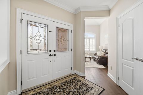 Photo 3 at 11 Aventura Crescent, Sonoma Heights, Vaughan