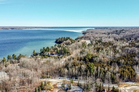 Photo 3 at 38 Camelot Square, Shore, Barrie