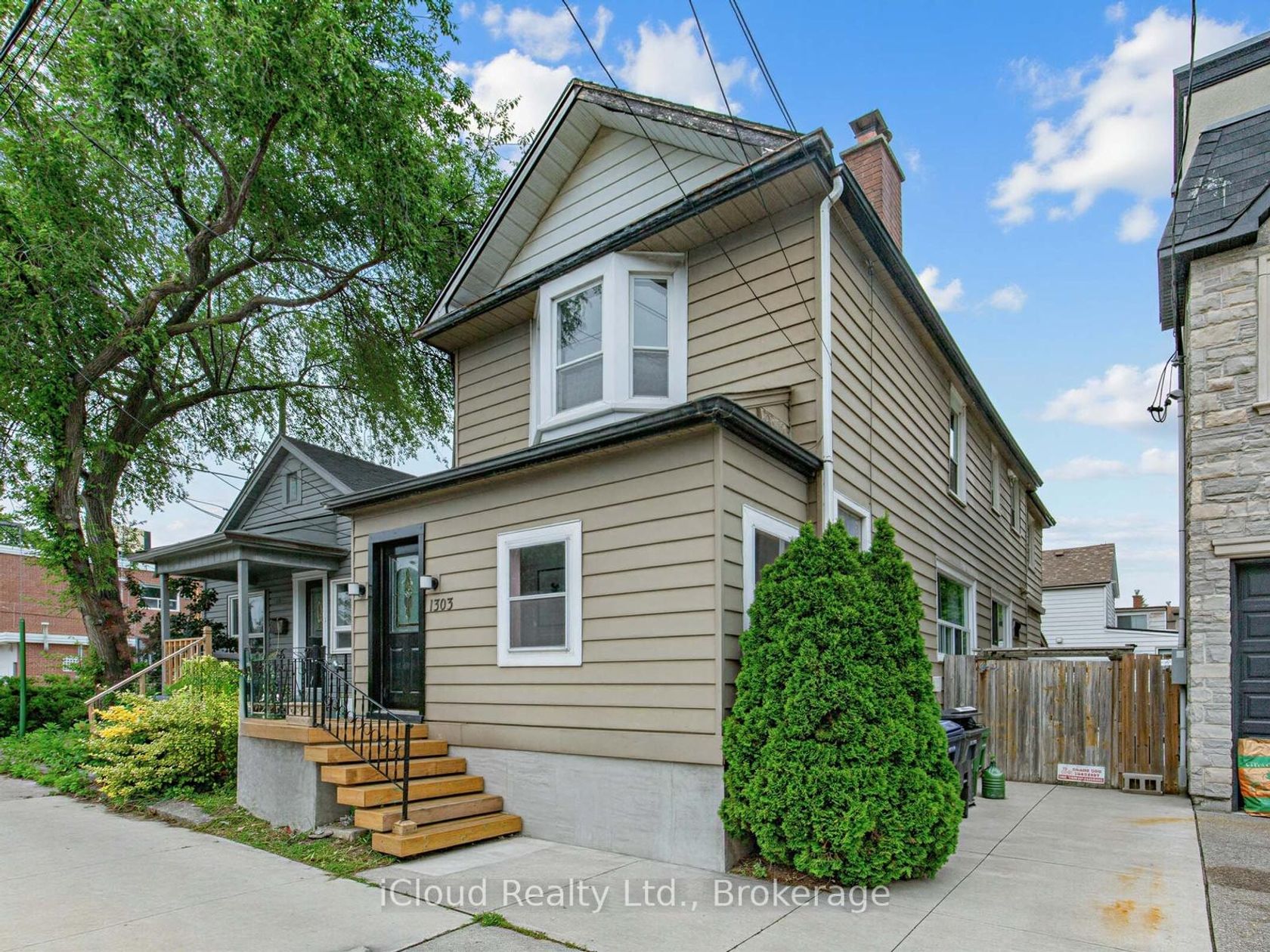 1303 Woodbine Avenue, Lumsden, Toronto 