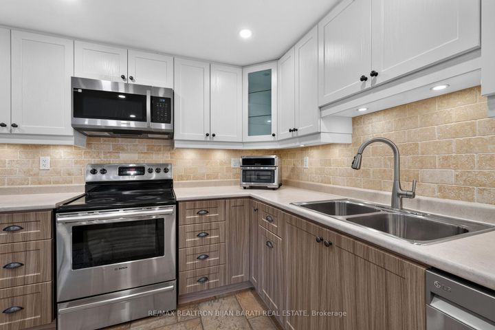 Photo 34 at 53 Sumner Heights Drive, Bayview Village, Toronto