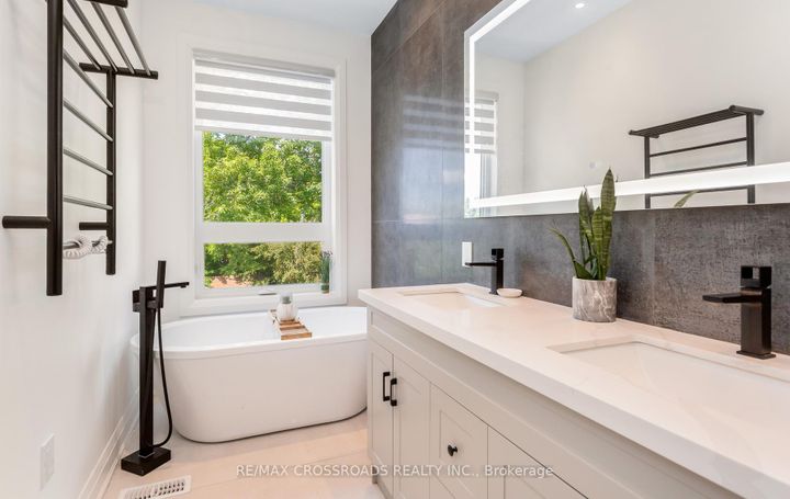 Photo 19 at 10 Hamstead Avenue, Lumsden, Toronto