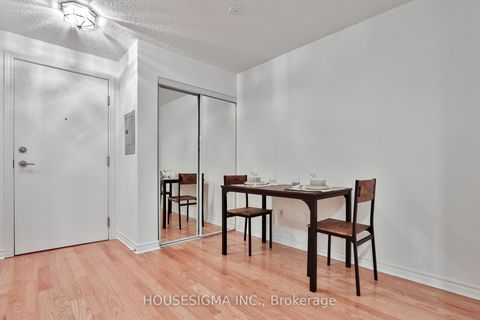 Photo 3 at 222 - 270 Wellington St Street W, Waterfront Communities C1, Toronto