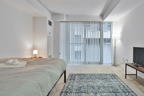 Photo 13 at 222 - 270 Wellington St Street W, Waterfront Communities C1, Toronto