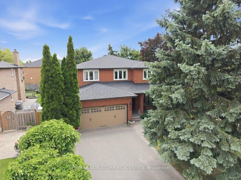 Photo 2 at 3 Castlehill Road, Maple, Vaughan