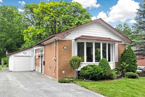 Photo 2 at 49 Bayview Parkway, Leslie Valley, Newmarket