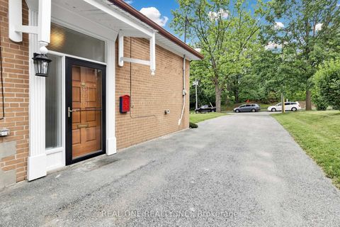 Photo 3 at 49 Bayview Parkway, Leslie Valley, Newmarket