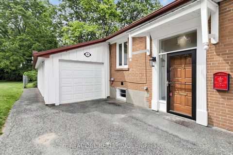 Photo 4 at 49 Bayview Parkway, Leslie Valley, Newmarket