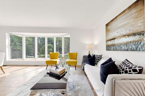 Photo 6 at 49 Bayview Parkway, Leslie Valley, Newmarket