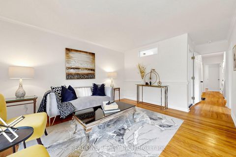 Photo 8 at 49 Bayview Parkway, Leslie Valley, Newmarket