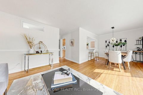 Photo 9 at 49 Bayview Parkway, Leslie Valley, Newmarket