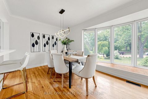 Photo 10 at 49 Bayview Parkway, Leslie Valley, Newmarket