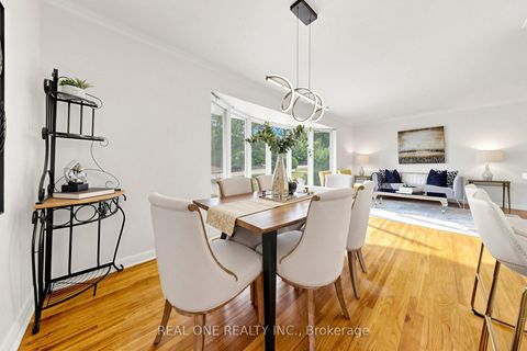Photo 11 at 49 Bayview Parkway, Leslie Valley, Newmarket