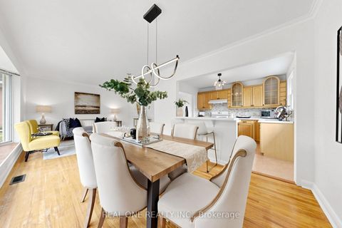 Photo 12 at 49 Bayview Parkway, Leslie Valley, Newmarket