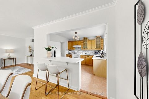 Photo 13 at 49 Bayview Parkway, Leslie Valley, Newmarket