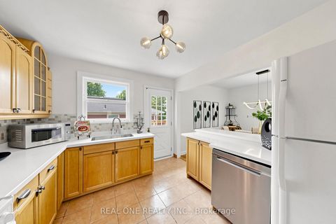 Photo 14 at 49 Bayview Parkway, Leslie Valley, Newmarket