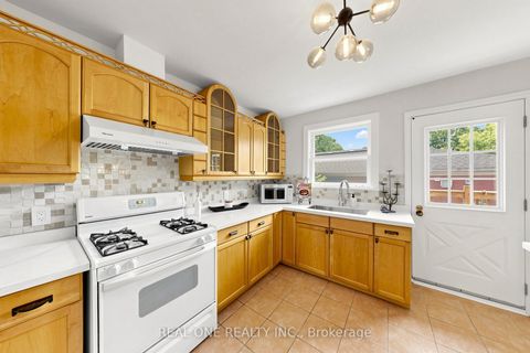 Photo 15 at 49 Bayview Parkway, Leslie Valley, Newmarket