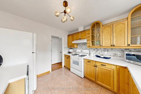 Photo 16 at 49 Bayview Parkway, Leslie Valley, Newmarket