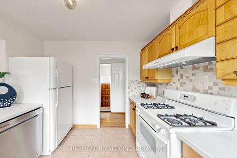 Photo 17 at 49 Bayview Parkway, Leslie Valley, Newmarket