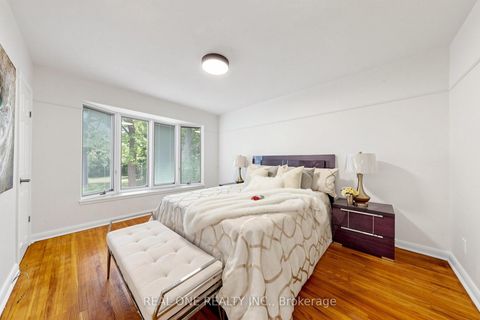 Photo 18 at 49 Bayview Parkway, Leslie Valley, Newmarket