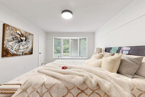Photo 19 at 49 Bayview Parkway, Leslie Valley, Newmarket