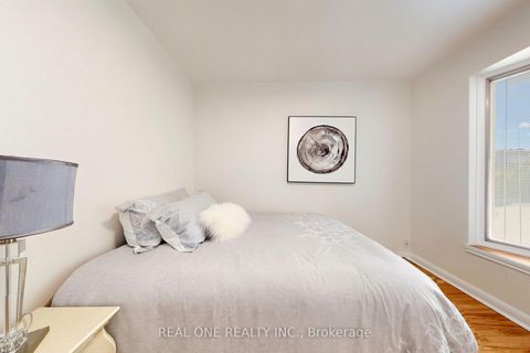 Photo 20 at 49 Bayview Parkway, Leslie Valley, Newmarket