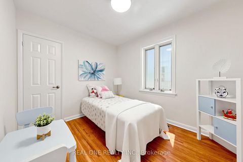 Photo 22 at 49 Bayview Parkway, Leslie Valley, Newmarket