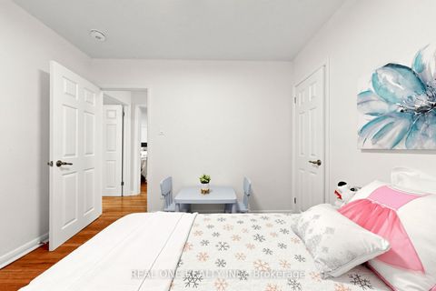 Photo 23 at 49 Bayview Parkway, Leslie Valley, Newmarket