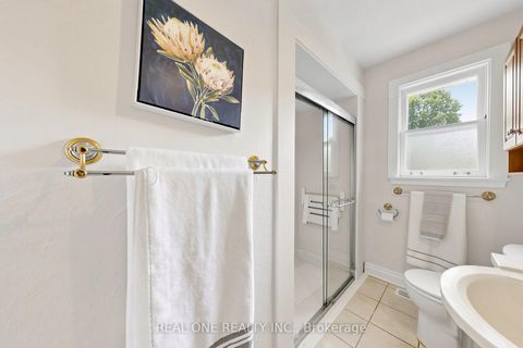 Photo 24 at 49 Bayview Parkway, Leslie Valley, Newmarket