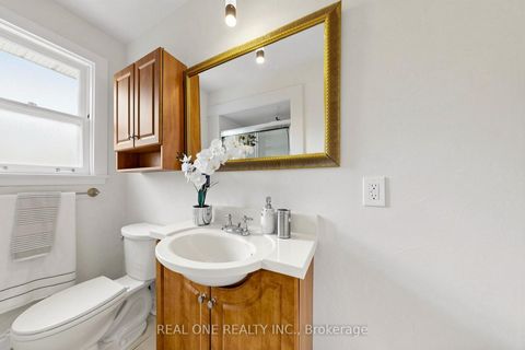 Photo 25 at 49 Bayview Parkway, Leslie Valley, Newmarket