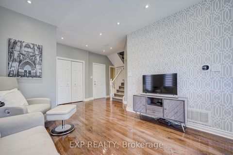Photo 2 at 292 Sheridan Court, College Manor, Newmarket