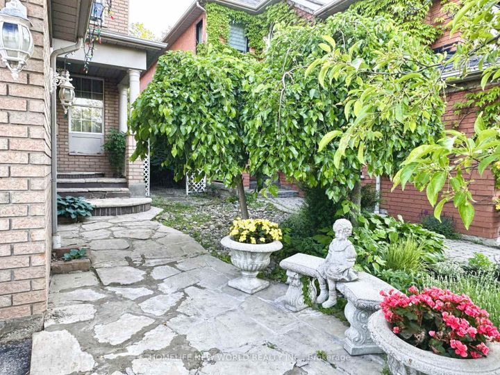 Photo 1 at 2326 Yorktown Circle, Central Erin Mills, Mississauga
