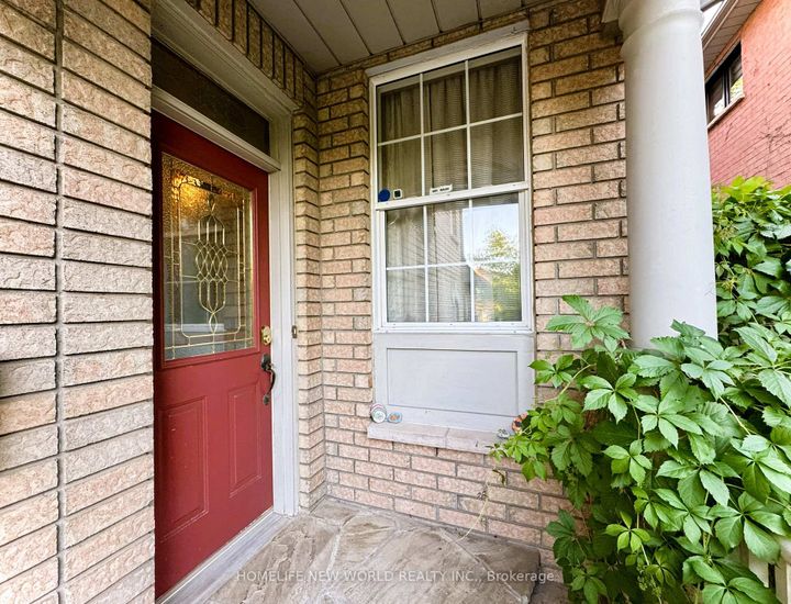 Photo 2 at 2326 Yorktown Circle, Central Erin Mills, Mississauga