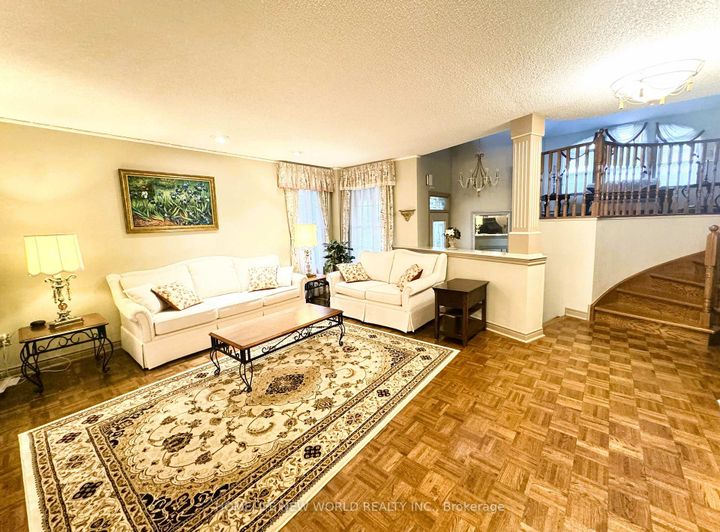 Photo 5 at 2326 Yorktown Circle, Central Erin Mills, Mississauga